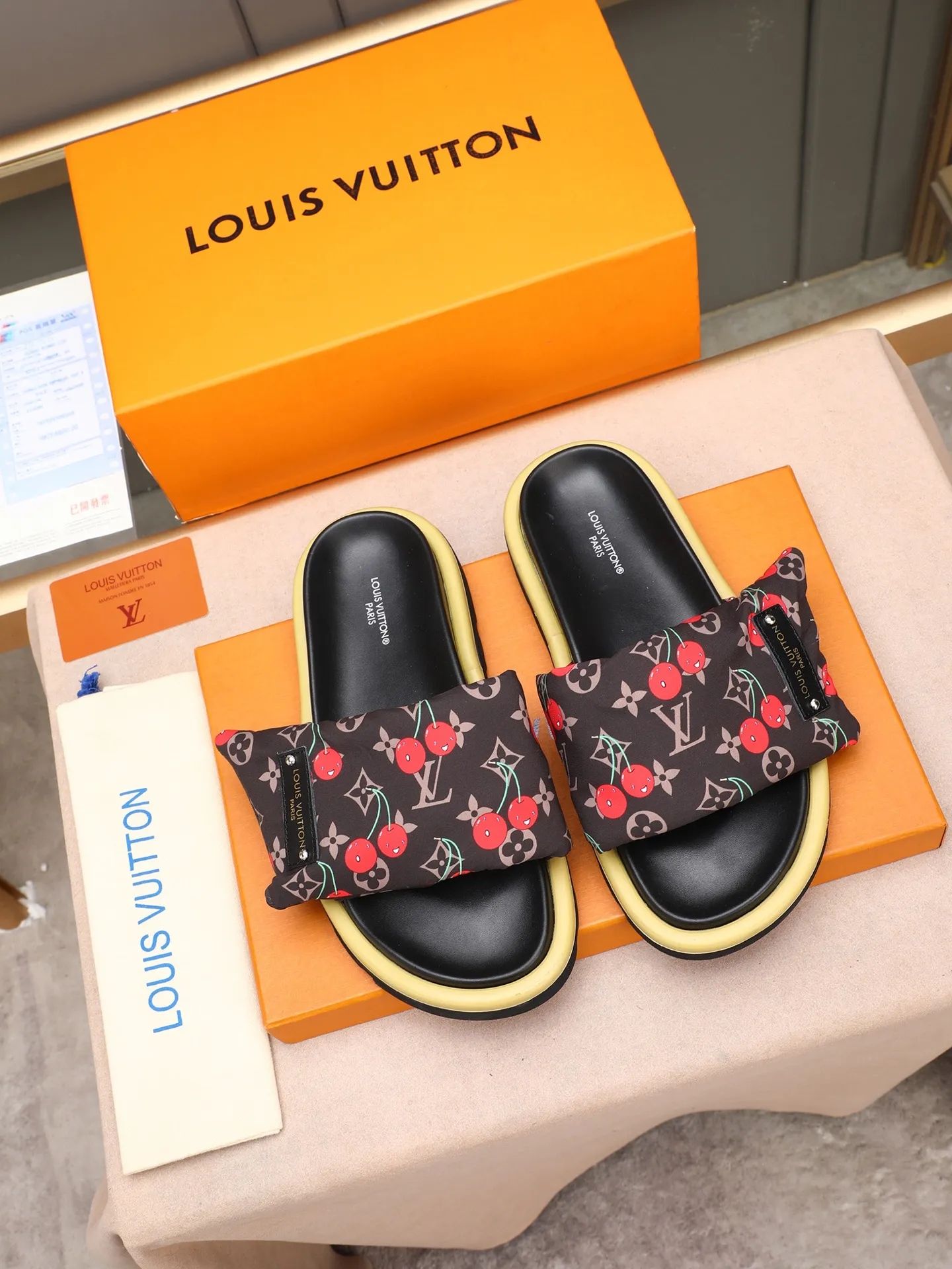 PP360 [LOUIS VUITTON] Louis Vuitton, LV printing, men's and women's slippers are on the market. The drawer box packaging comes with a cloth bag and a card. The upper pattern looks very soft and waxy, and it is a super versatile leg slimming tool. Fabric: imported denim/canvas/old fabric, LV hardware LOGO, official website pattern printing, comfortable to wear, feet: high-elastic PU water table. Sole: foam sole, heel height: about 5cm. Code number: 35-46, 35, 45, 46 are custom-made and non-returnable. Color: multiple colors and styles available.